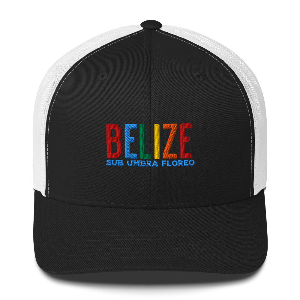 Gorra bordada con el lema “Sub Umbra Floreo”, diseño cultural caribeño con esencia beliceña.