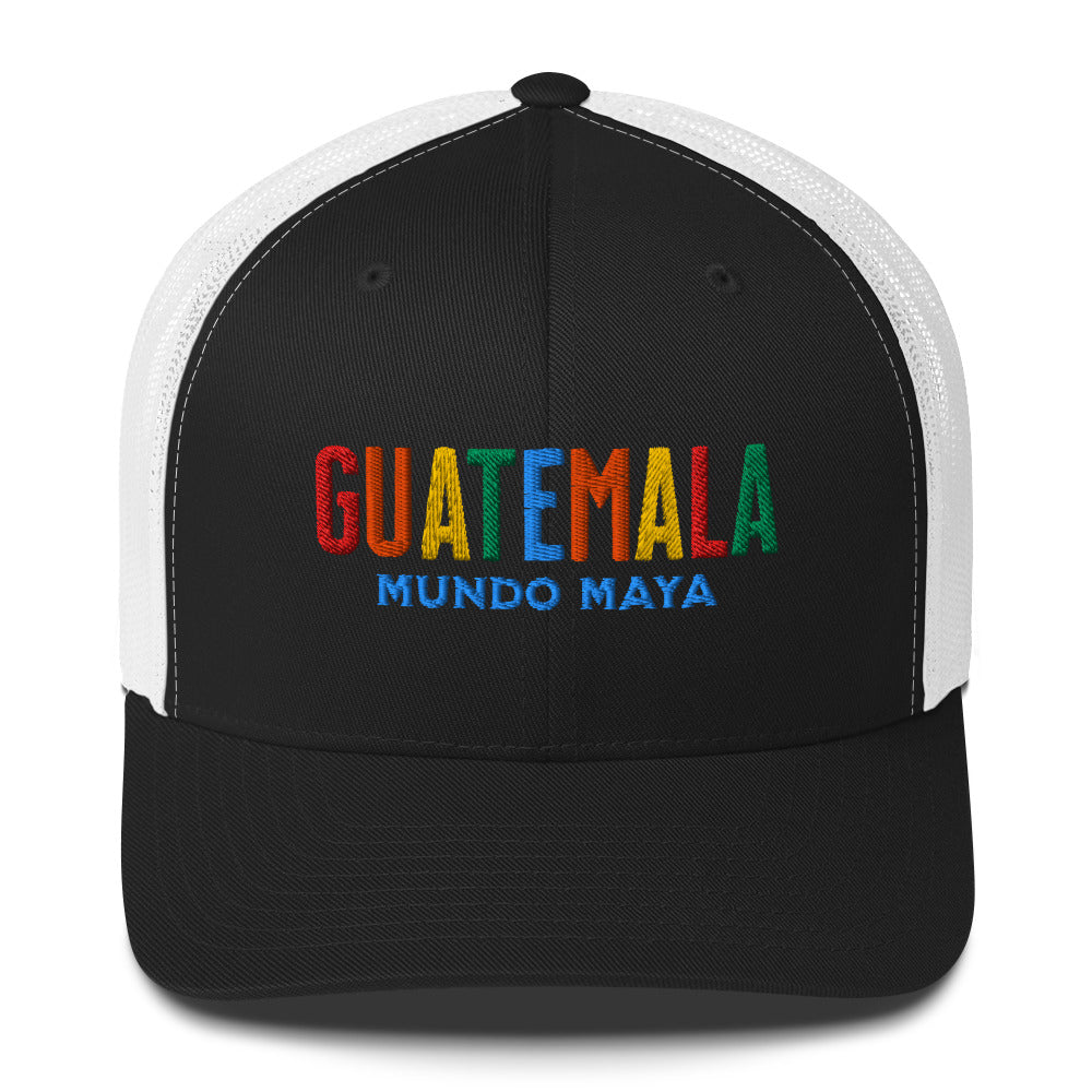Gorra bordada con el texto “Mundo Maya” en colores vibrantes, diseño con orgullo chapín.