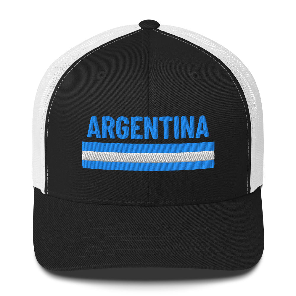 Trucker cap beige con palabra bordada “Argentina” en azul celeste, diseño limpio con orgullo nacional.
