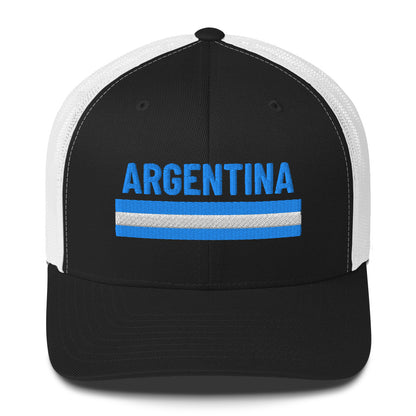 Trucker cap beige con palabra bordada “Argentina” en azul celeste, diseño limpio con orgullo nacional.
