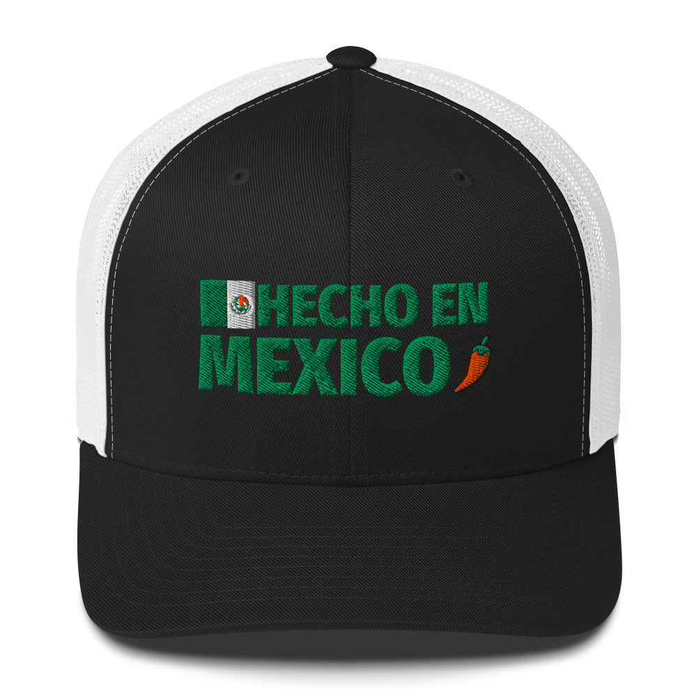 Gorra  bordada con la bandera de México sobre fondo blanco. De la colección Colores de Pueblo de LATEA™.
