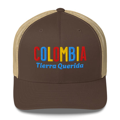 Gorra bordada con el texto “Tierra Querida”, diseño cultural colombiano con identidad vibrante.