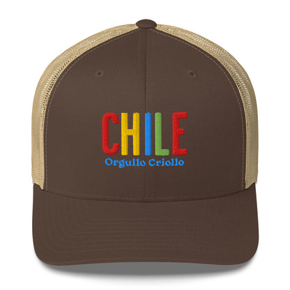 Gorra bordada con texto “Orgullo Criollo”, diseño artesanal inspirado en la cultura chilena.
