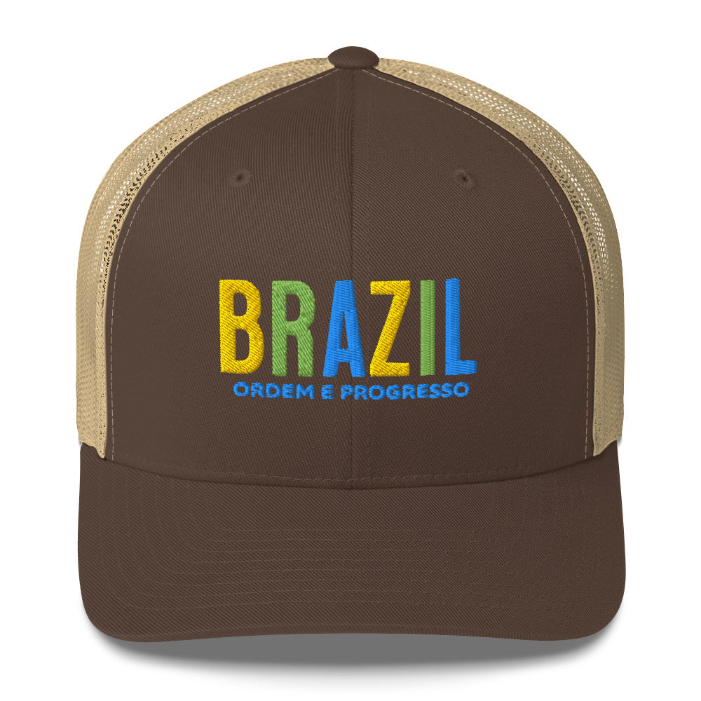 Gorra bordada con frase “Ordem e Progresso”, diseño cultural brasileño con estilo vibrante.