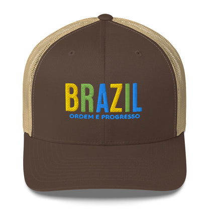 Gorra bordada con frase “Ordem e Progresso”, diseño cultural brasileño con estilo vibrante.