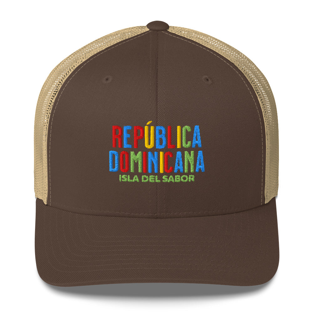 Gorra bordada con la frase “Isla del Sabor”, diseño dominicano vibrante de la colección Colores de Pueblo.
