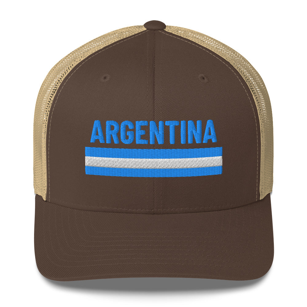 Trucker cap beige con palabra bordada “Argentina” en azul celeste, diseño limpio con orgullo nacional.