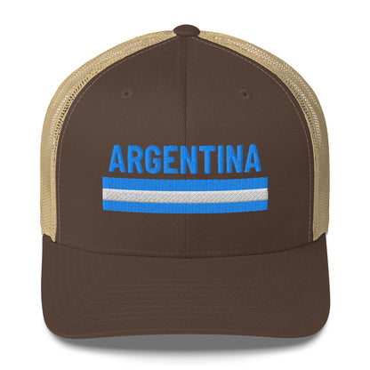 Trucker cap beige con palabra bordada “Argentina” en azul celeste, diseño limpio con orgullo nacional.