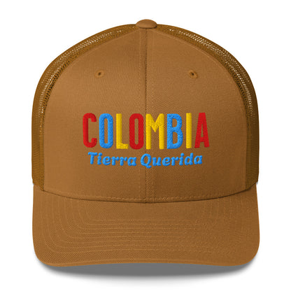 Gorra bordada con el texto “Tierra Querida”, diseño cultural colombiano con identidad vibrante.