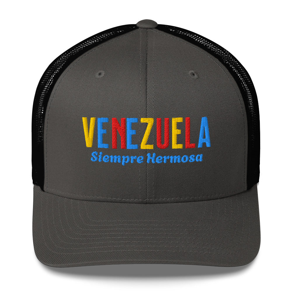Gorra bordada con diseño cultural venezolano, parte de la colección Colores de Pueblo.