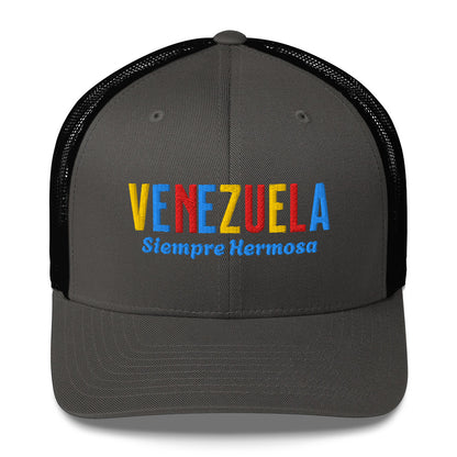 Gorra bordada con diseño cultural venezolano, parte de la colección Colores de Pueblo.