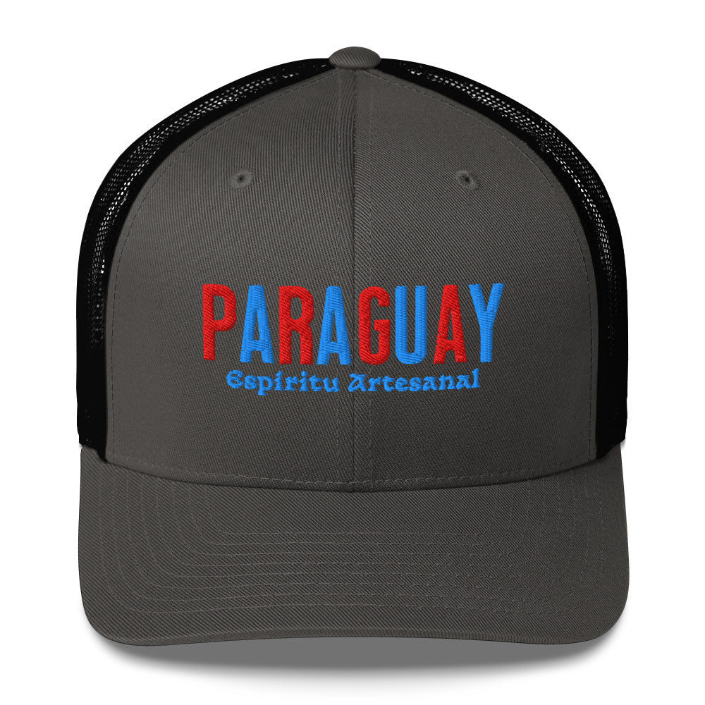 Gorra bordada con texto “Espíritu Artesanal”, diseño cultural paraguayo con raíces profundas.