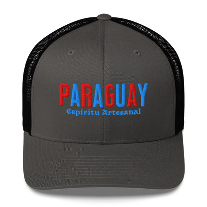 Gorra bordada con texto “Espíritu Artesanal”, diseño cultural paraguayo con raíces profundas.