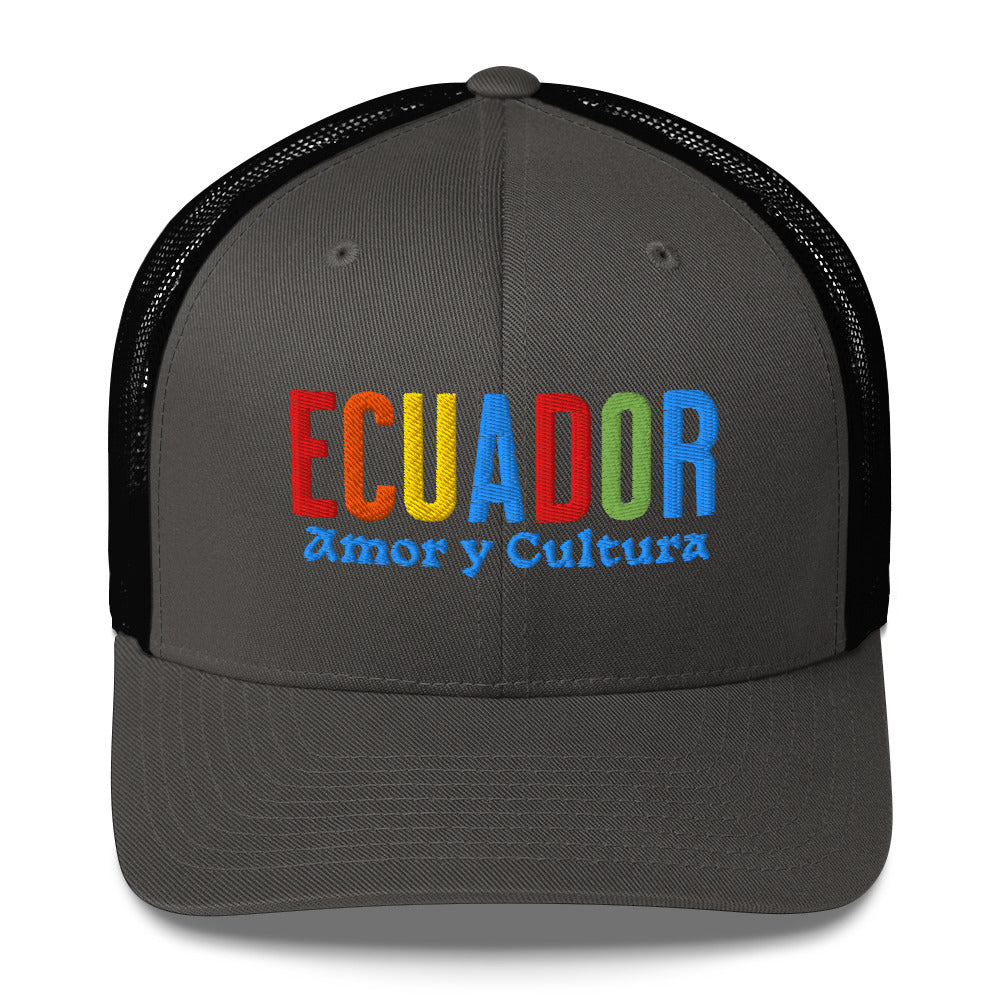 Gorra bordada con la frase “Amor y Cultura”, diseño inspirado en la tradición ecuatoriana.