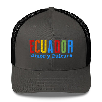 Gorra bordada con la frase “Amor y Cultura”, diseño inspirado en la tradición ecuatoriana.