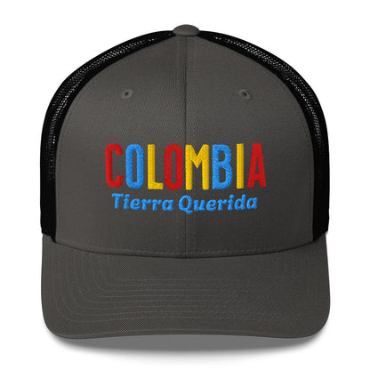 Gorra bordada con el texto “Tierra Querida”, diseño cultural colombiano con identidad vibrante.