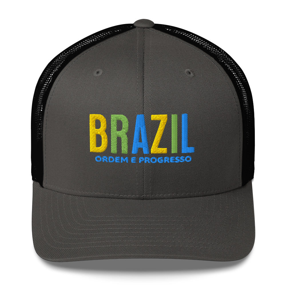 Gorra bordada con frase “Ordem e Progresso”, diseño cultural brasileño con estilo vibrante.