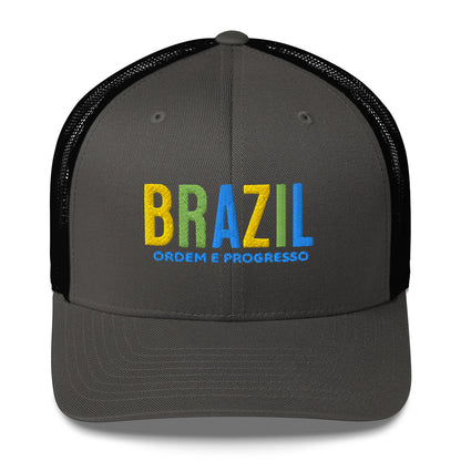 Gorra bordada con frase “Ordem e Progresso”, diseño cultural brasileño con estilo vibrante.