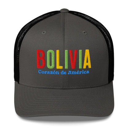 Gorra bordada con frase “Corazón de América”, diseño cultural boliviano con raíces andinas.