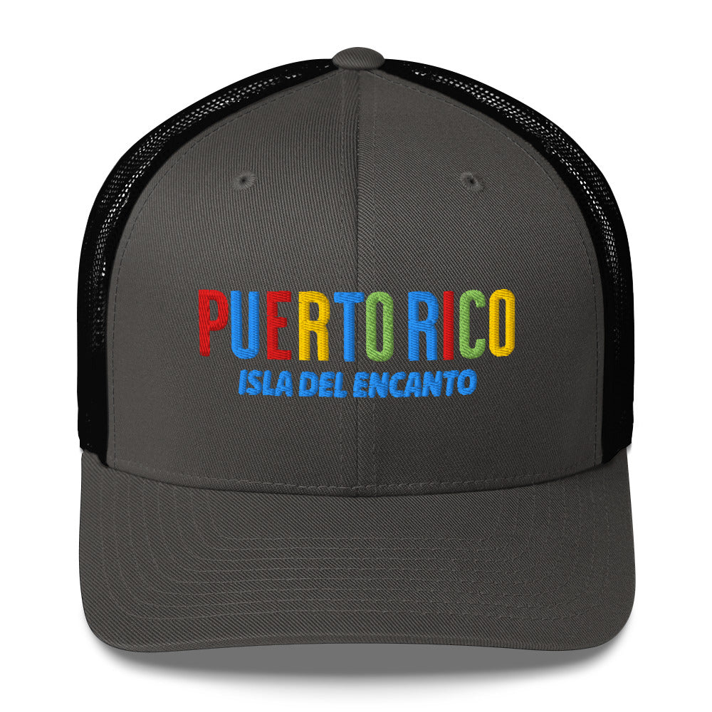 Gorra bordada con el texto “Isla del Encanto”, diseño cultural boricua lleno de alegría y sazón.