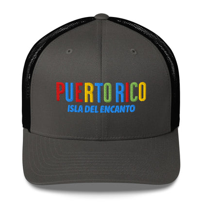 Gorra bordada con el texto “Isla del Encanto”, diseño cultural boricua lleno de alegría y sazón.