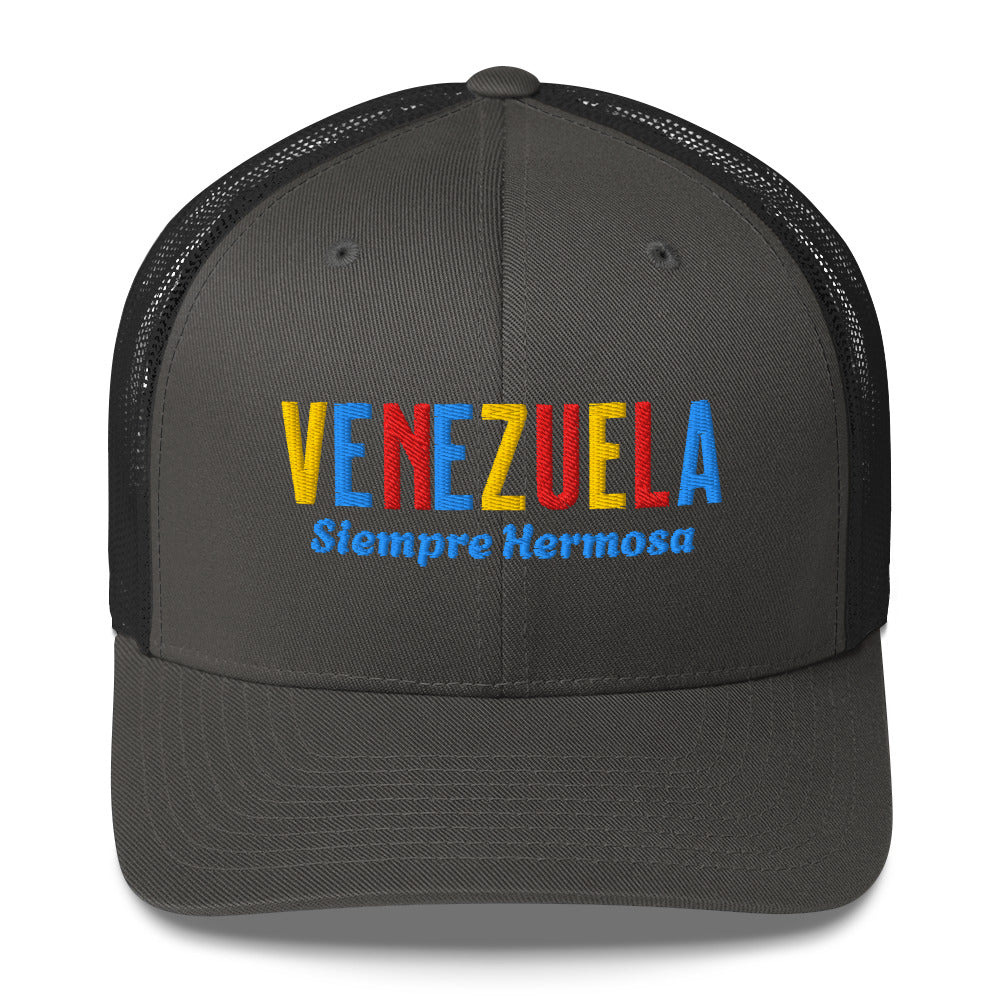 Gorra bordada con diseño cultural venezolano, parte de la colección Colores de Pueblo.