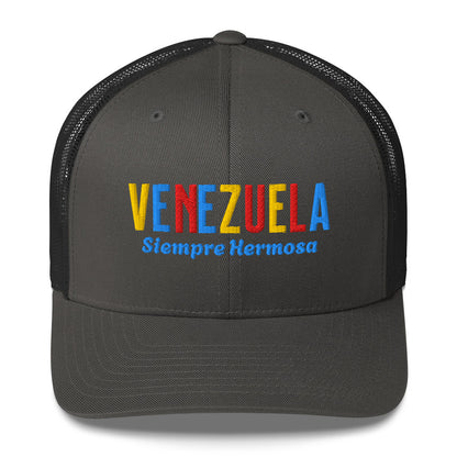 Gorra bordada con diseño cultural venezolano, parte de la colección Colores de Pueblo.