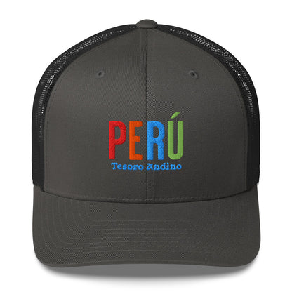 Gorra bordada con el texto “Tesoro Andino”, diseño cultural andino con esencia peruana.