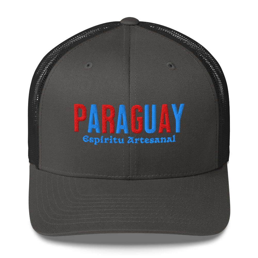 Gorra bordada con texto “Espíritu Artesanal”, diseño cultural paraguayo con raíces profundas.