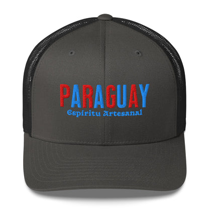 Gorra bordada con texto “Espíritu Artesanal”, diseño cultural paraguayo con raíces profundas.