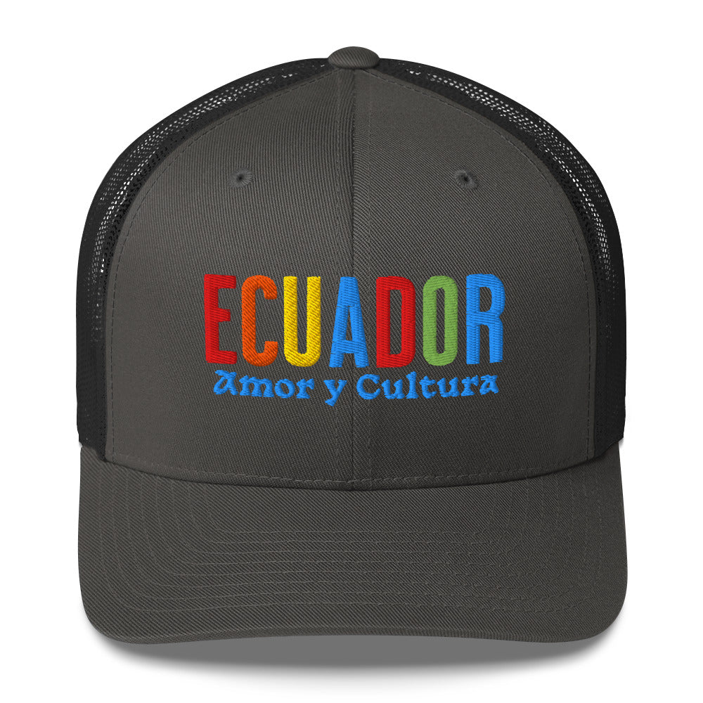 Gorra bordada con la frase “Amor y Cultura”, diseño inspirado en la tradición ecuatoriana.