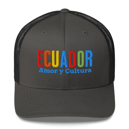 Gorra bordada con la frase “Amor y Cultura”, diseño inspirado en la tradición ecuatoriana.