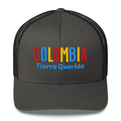 Gorra bordada con el texto “Tierra Querida”, diseño cultural colombiano con identidad vibrante.
