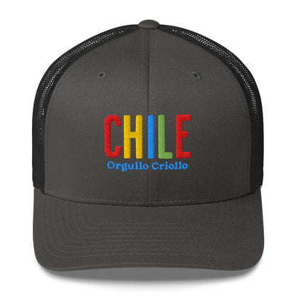 Gorra bordada con texto “Orgullo Criollo”, diseño artesanal inspirado en la cultura chilena.