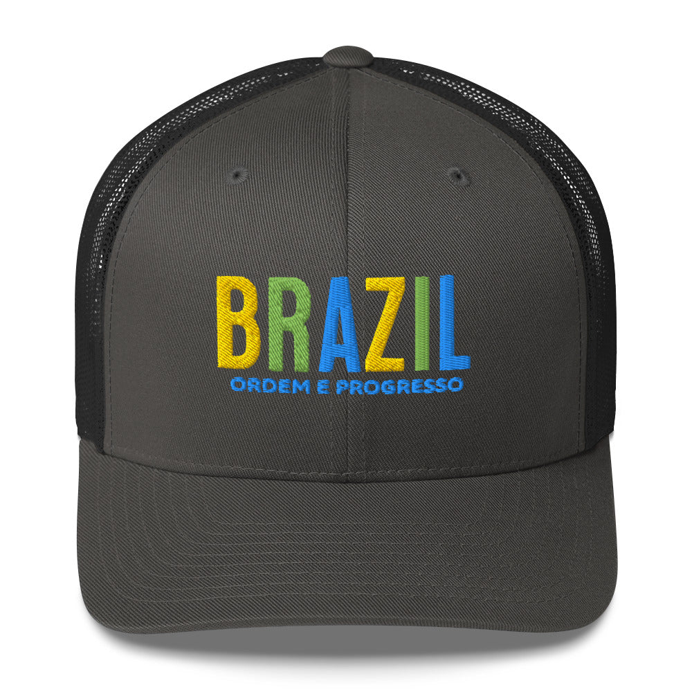 Gorra bordada con frase “Ordem e Progresso”, diseño cultural brasileño con estilo vibrante.