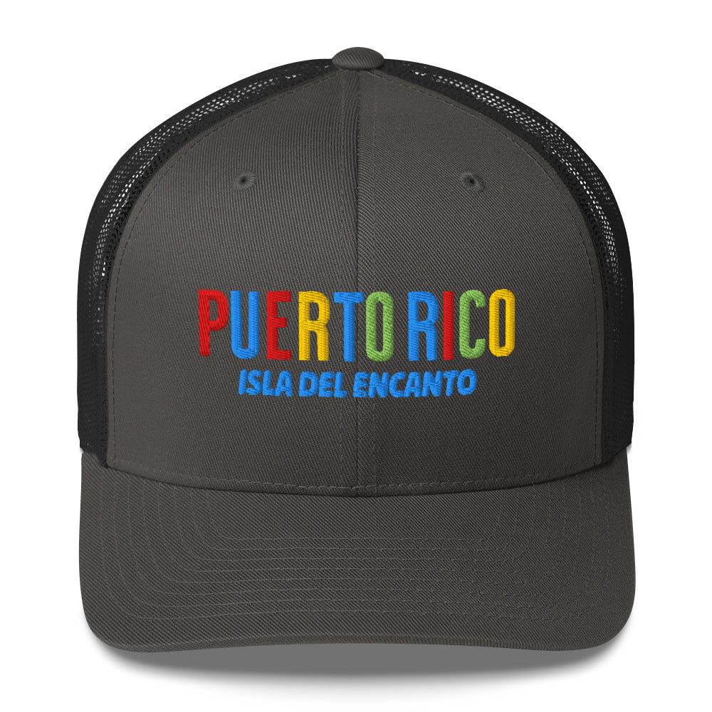 Gorra bordada con el texto “Isla del Encanto”, diseño cultural boricua lleno de alegría y sazón.