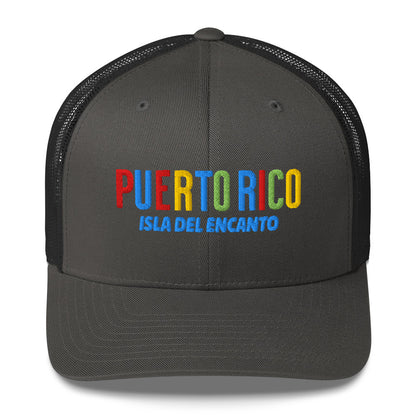 Gorra bordada con el texto “Isla del Encanto”, diseño cultural boricua lleno de alegría y sazón.