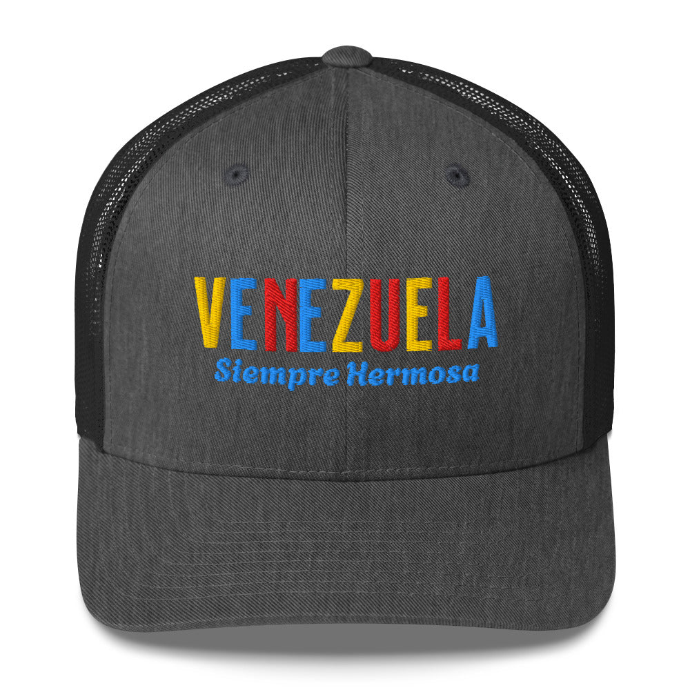 Gorra bordada con diseño cultural venezolano, parte de la colección Colores de Pueblo.