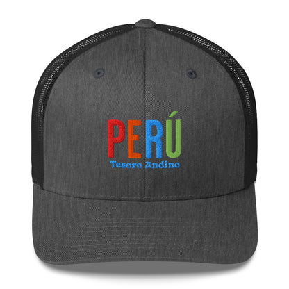 Gorra bordada con el texto “Tesoro Andino”, diseño cultural andino con esencia peruana.
