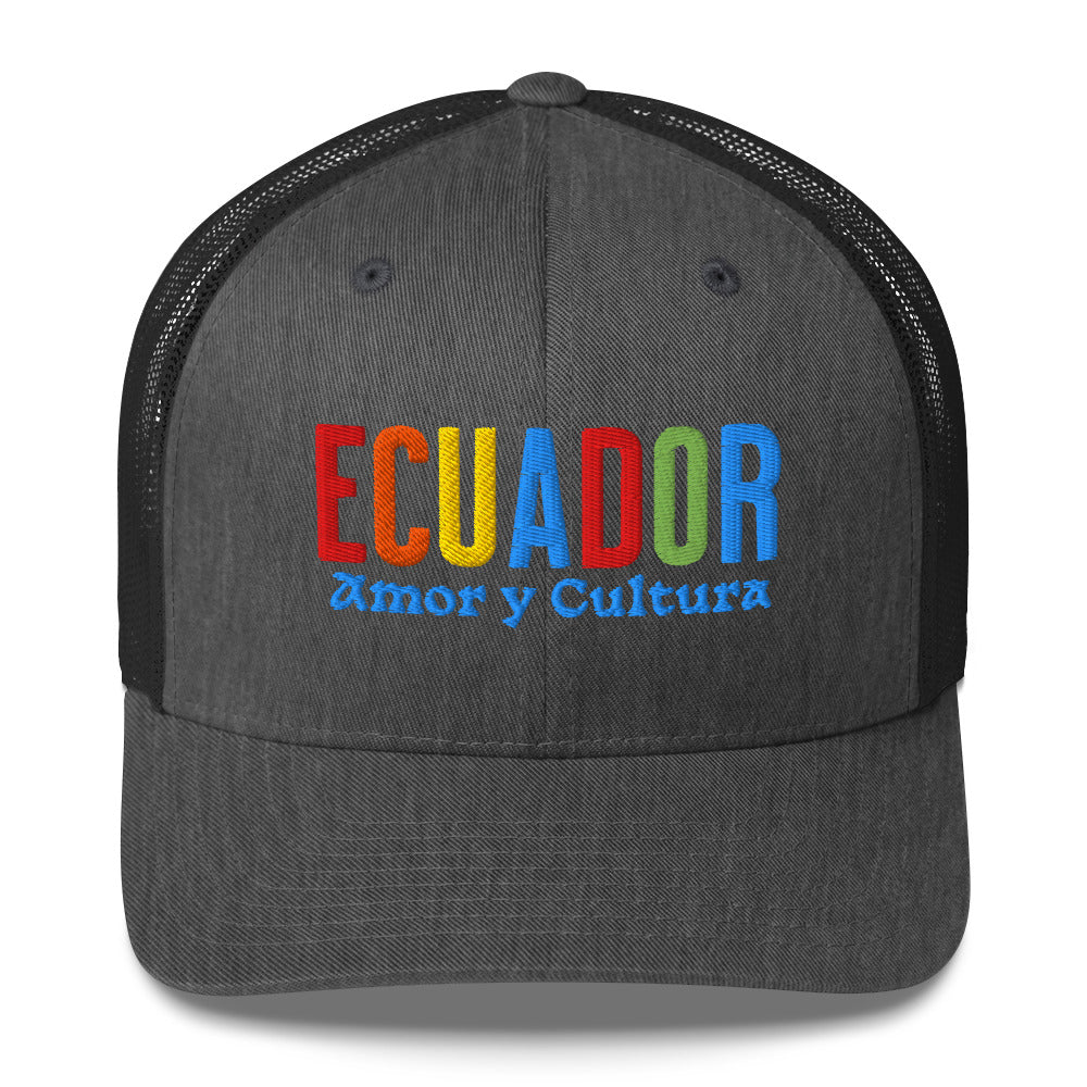 Gorra bordada con la frase “Amor y Cultura”, diseño inspirado en la tradición ecuatoriana.