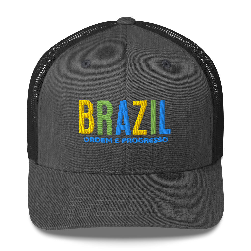 Gorra bordada con frase “Ordem e Progresso”, diseño cultural brasileño con estilo vibrante.