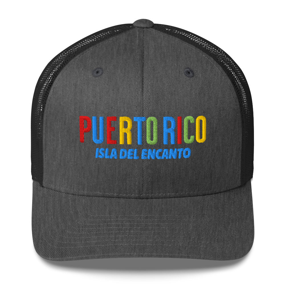 Gorra bordada con el texto “Isla del Encanto”, diseño cultural boricua lleno de alegría y sazón.