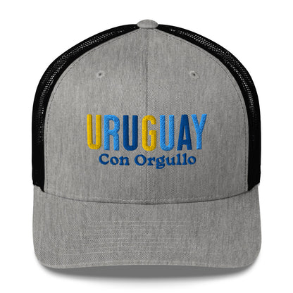 Gorra bordada con la frase “Con Orgullo”, diseño sencillo con identidad uruguaya.