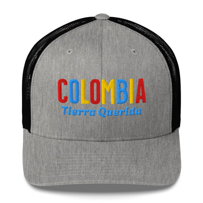 Gorra bordada con el texto “Tierra Querida”, diseño cultural colombiano con identidad vibrante.