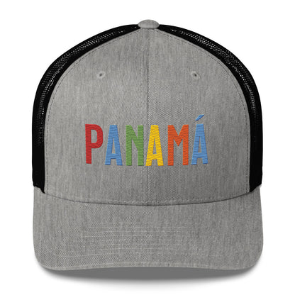 Gorra bordada con diseño cultural panameño de la colección Colores de Pueblo.