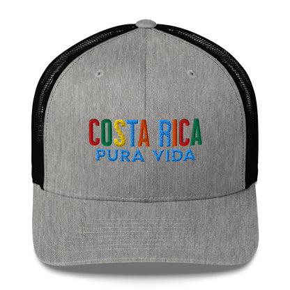 Gorra bordada con la frase “Pura Vida”, diseño con espíritu tico y esencia centroamericana.