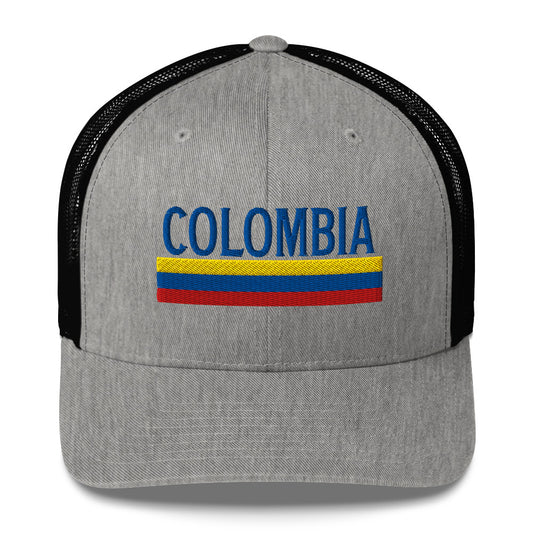 Gorra bordada con el texto “100% Colombiana”, diseño colorido con identidad colombiana.
