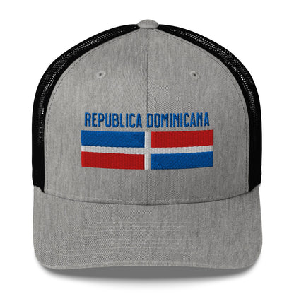 Gorra bordada con la palabra “Republica Dominicana”. Un diseño con sabor isleño y fuerza caribeña.