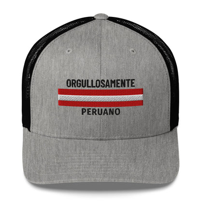 Gorra bordada con la palabra “Perú”, estilo limpio con identidad cultural peruana.