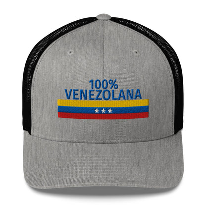 Gorra bordada con el texto “100% Venezolana”, diseño con orgullo venezolano.